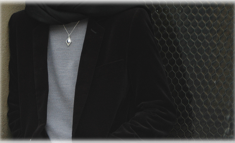 ペンダントネックレスの男性装着画像（秋冬バージョン）