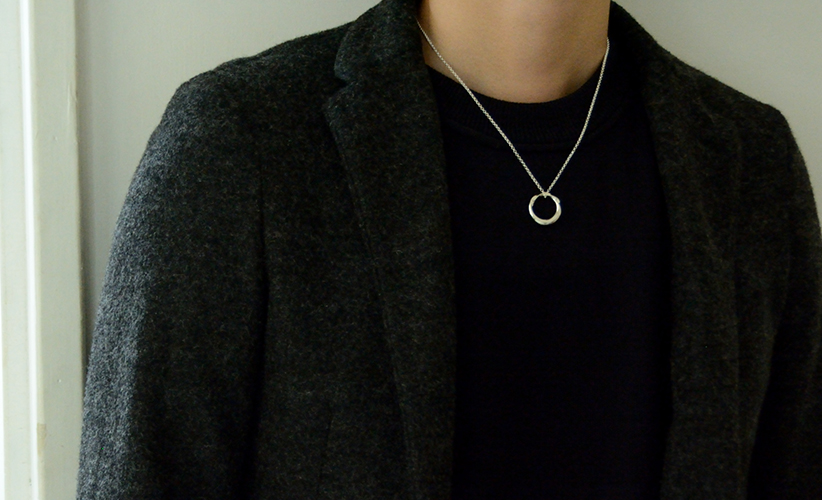 ペアネックレスの男性装着画像（秋冬バージョン）